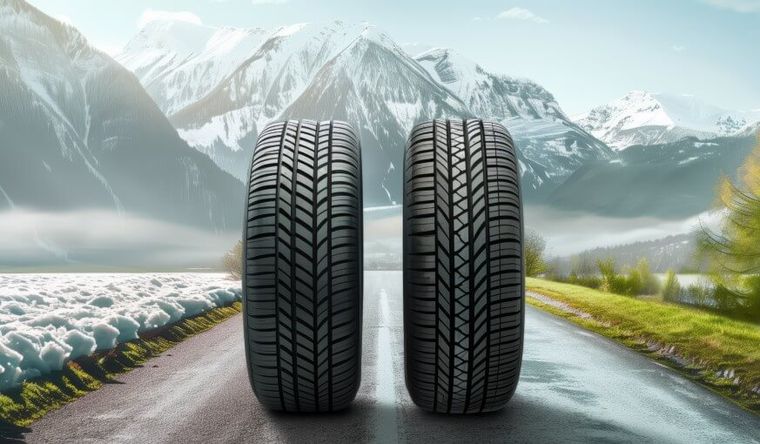 Due pneumatici quattro stagioni su una strada con montagne innevate da un lato e paesaggio primaverile dall'altro, a simboleggiare le prestazioni tutto l’anno