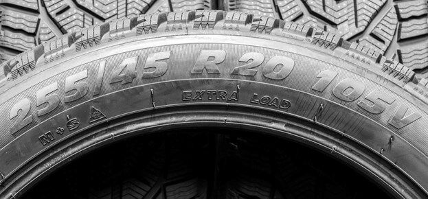 Primo piano del fianco di un pneumatico con specifiche visibili: 255/45 R20 105V, M+S, Extra Load.