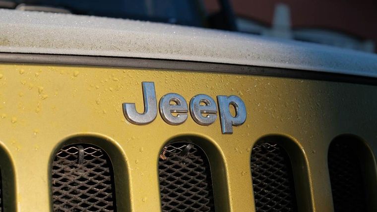 dettaglio di una griglia radiatore e logo di Jeep