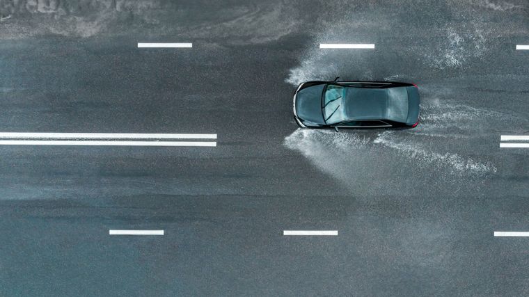 auto che fa aquaplaning vista dall'alto