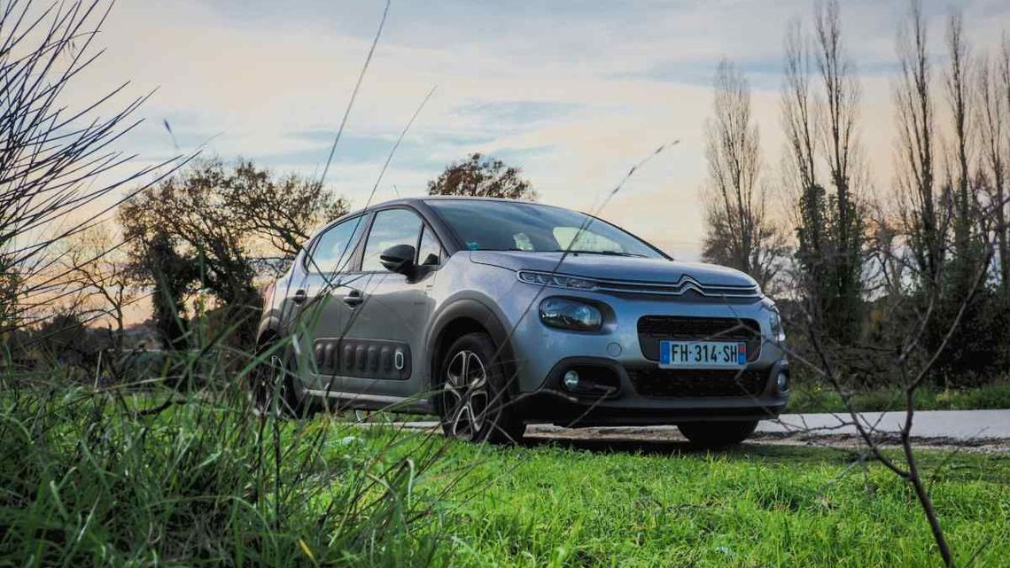 veicolo citroen su strada vicino ad un prato con gomme acquistare da Blackcircles
